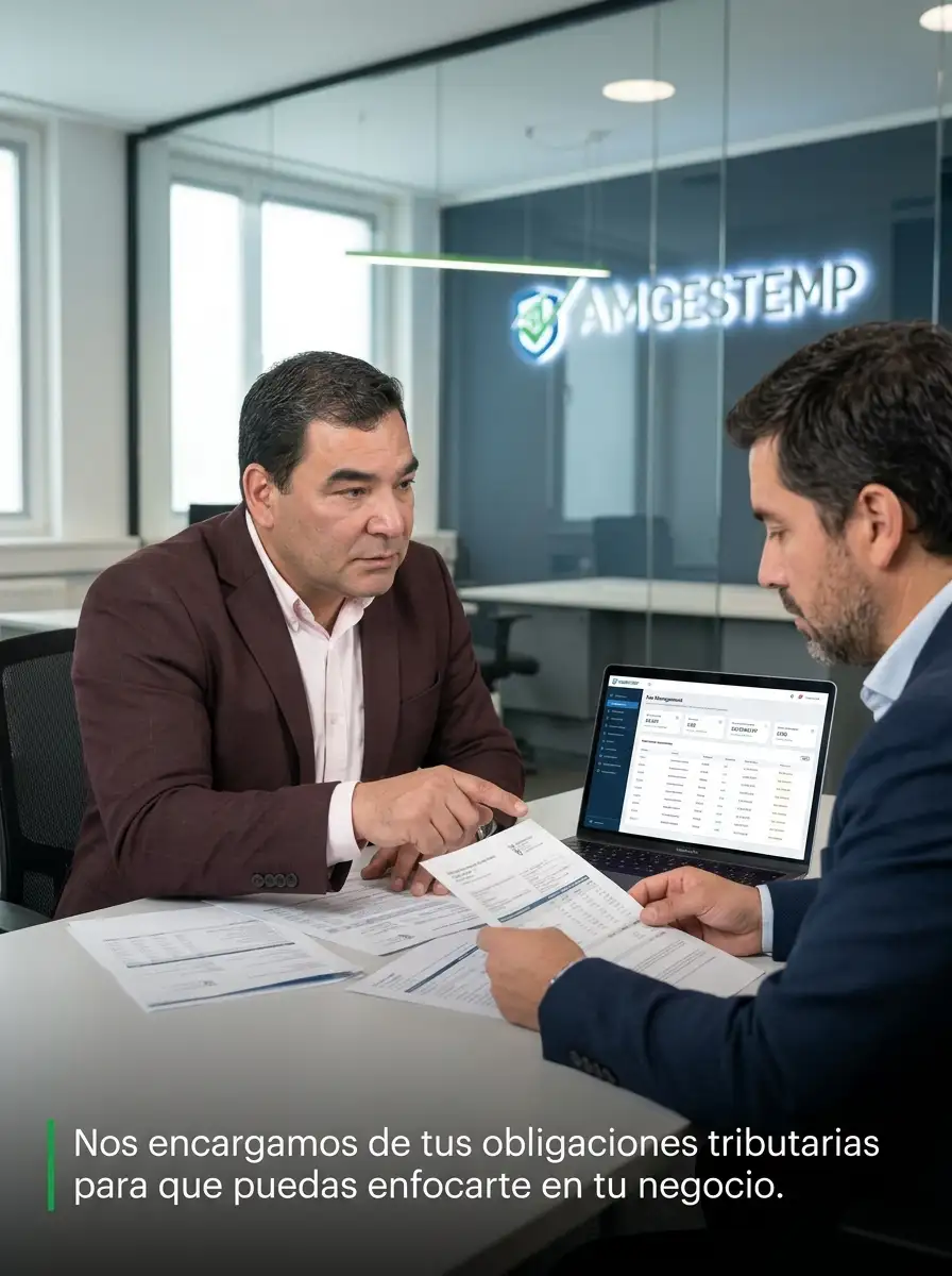 Asesor tributario de Amgestemp revisando impuestos con cliente